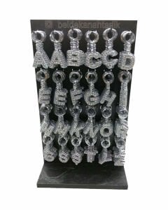 KRT-1072 ( GÜMÜŞ TAŞLI & HARFLİ ) ANAHTARLIK ( STANDLI )*288X2